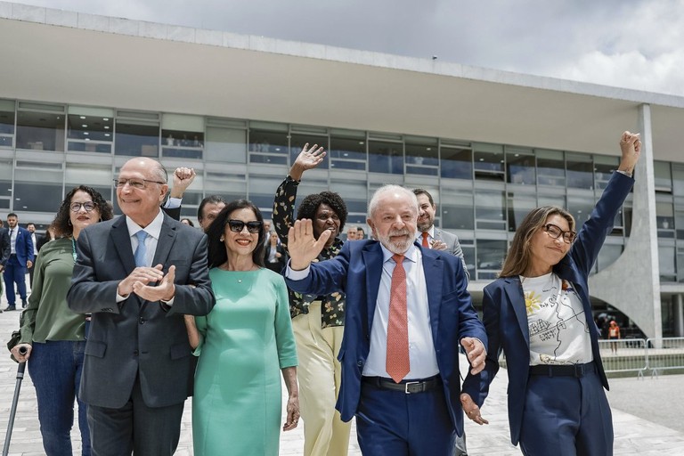 Vice-presidente Geraldo Alckmin e presidente Lula, acompanhados de Lú Alckmin e Janja, descem a rampa do Planalto durante a Cerimônia em Defesa da Democracia - Foto: Ricardo Stuckert / PR